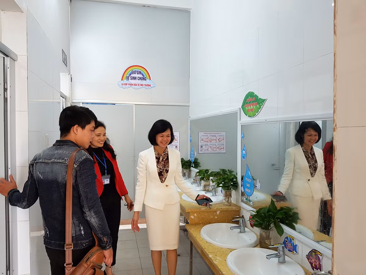 Nhà trường vận động tài trợ để xây dựng nhà vệ sinh khang trang, sạch đẹp (Ảnh: Lã Tiến)