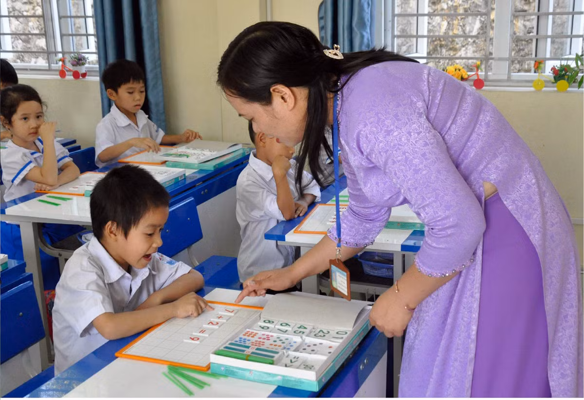 Cô giáo tiểu học Phạm Thị Thảo nặng lòng với học sinh khuyết tật