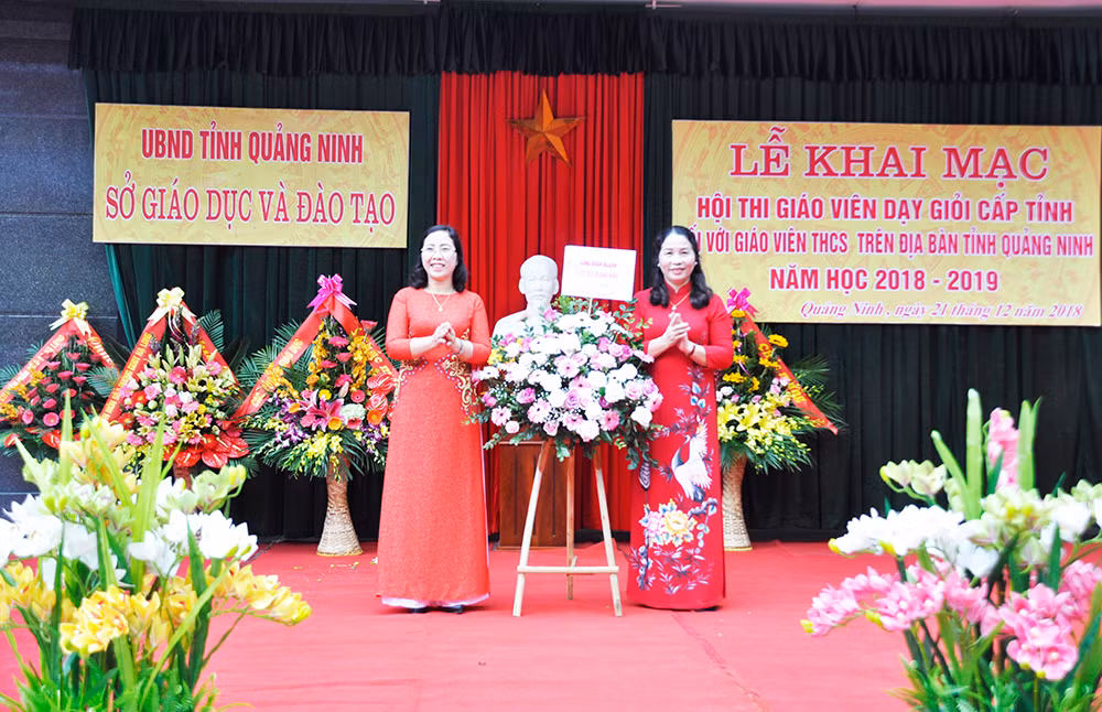 Lãnh đạo Sở Giáo dục và Đào tạo Quảng Ninh tặng hoa chúc mừng ban tổ chức hội thi (Ảnh: CTV) Lãnh đạo Sở Giáo dục và Đào tạo Quảng Ninh tặng hoa chúc mừng ban tổ chức hội thi (Ảnh: CTV)