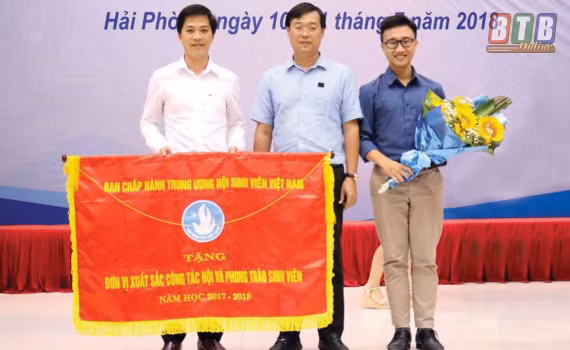 Nguyễn Văn Bình (ngoài cùng bên phải) được biết đến là thủ lĩnh sinh viên của Trường Đại học Y Dược Thái Bình (Ảnh: Báo Thái Bình)