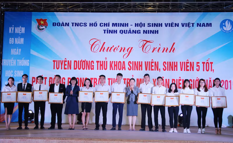 Các sinh viên 5 tốt được tuyên dương (Ảnh: CTV) Các sinh viên 5 tốt được tuyên dương (Ảnh: CTV)