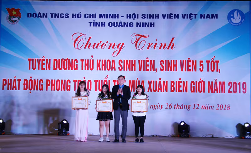 3 thủ khoa đầu vào và đầu ra của Trường Đại học Hạ Long và Trường Đại học Công nghiệp Quảng Ninh được tuyên dương. (Ảnh: CTV) 3 thủ khoa đầu vào và đầu ra của Trường Đại học Hạ Long và Trường Đại học Công nghiệp Quảng Ninh được tuyên dương. (Ảnh: CTV)