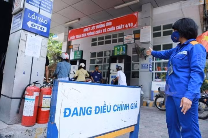 Như vậy tính từ đầu năm 2019, giá xăng tăng khá nhiều trên 3,6 ngàn đồng/lít. Ảnh: TTXVN. Như vậy tính từ đầu năm 2019, giá xăng tăng khá nhiều trên 3,6 ngàn đồng/lít. Ảnh: TTXVN.