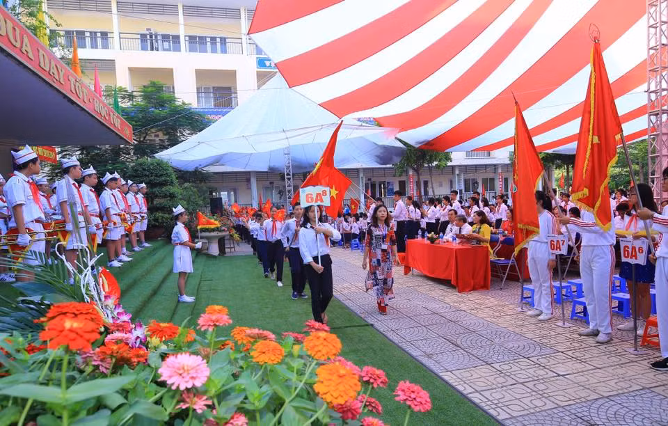 Ban phụ huynh thu tiền phụ huynh ủng hộ 1 triệu đồng/học sinh làm nhà xe, sau đó lại nói mua bạt che sân, thực tế bạt che sân đã có từ khai giảng năm học 2018-2019. Ảnh: FB Trường Trung học cơ sở Thị trấn Văn Điển. Ban phụ huynh thu tiền phụ huynh ủng hộ 1 triệu đồng/học sinh làm nhà xe, sau đó lại nói mua bạt che sân, thực tế bạt che sân đã có từ khai giảng năm học 2018-2019. Ảnh: FB Trường Trung học cơ sở Thị trấn Văn Điển.