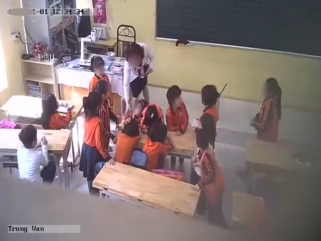 Sau vụ việc phụ huynh đồng loạt tố lên các cấp hành vi của cô H., phụ huynh đã tự trang bị thêm camera giám sát tại lớp dù trường đã bố trí thêm một cô giáo thứ 2 đến giám sát. Ảnh cắt từ video NVCC .