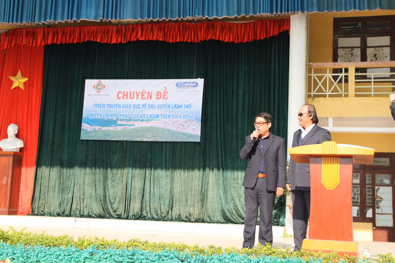 Thầy Nguyễn Khắc Thiết, Phó Hiệu trưởng Trường Trung học phổ thông Lê Văn Thịnh cảm ơn Báo điện tử Giáo dục Việt Nam, Tiến sĩ Trần Công Trục tổ chức buổi Hội thảo chuyên đề rất ý nghĩa. Ảnh: Vũ Phương. Thầy Nguyễn Khắc Thiết, Phó Hiệu trưởng Trường Trung học phổ thông Lê Văn Thịnh cảm ơn Báo điện tử Giáo dục Việt Nam, Tiến sĩ Trần Công Trục tổ chức buổi Hội thảo chuyên đề rất ý nghĩa. Ảnh: Vũ Phương.