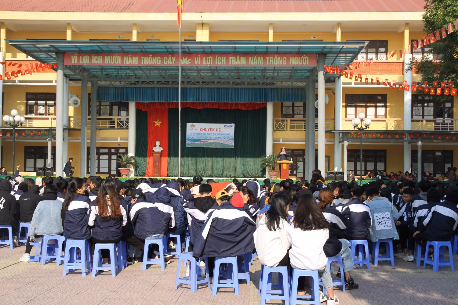 Hơn 1500 học sinh chăm chú lắng nghe diễn giả trình bày, phân tích những khái niệm pháp lý biên giới lãnh thổ và Công ước Luật Biển Liên Hợp Quốc 1982. Ảnh: Vũ Phương. Hơn 1500 học sinh chăm chú lắng nghe diễn giả trình bày, phân tích những khái niệm pháp lý biên giới lãnh thổ và Công ước Luật Biển Liên Hợp Quốc 1982. Ảnh: Vũ Phương.
