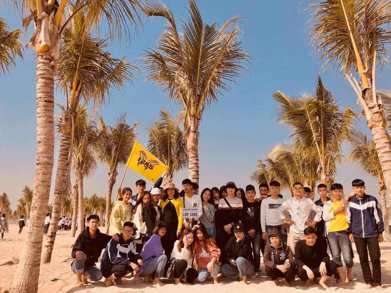 Cô Nguyễn Thị Minh Nguyệt tham gia hoạt động trải nghiệm, vui chơi cùng học trò lớp mình chủ nhiệm. Ảnh: NVCC. Cô Nguyễn Thị Minh Nguyệt tham gia hoạt động trải nghiệm, vui chơi cùng học trò lớp mình chủ nhiệm. Ảnh: NVCC.