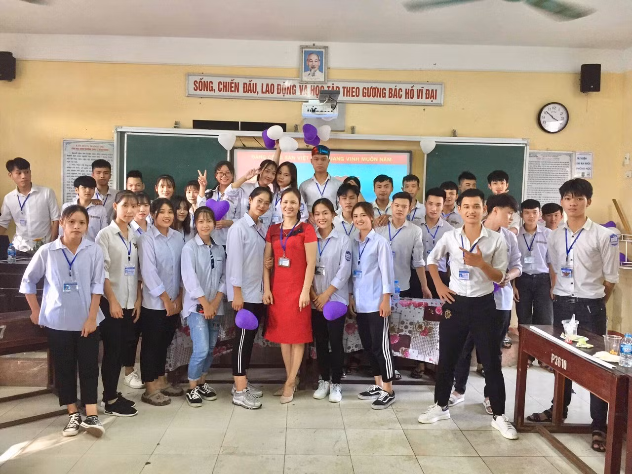 Cô Nguyễn Thị Minh Nguyệt luôn được học trò quý mến và xem như người mẹ hiền rất chiều các con nhưng cũng rất nghiêm khắc. Ảnh: NVCC. Cô Nguyễn Thị Minh Nguyệt luôn được học trò quý mến và xem như người mẹ hiền rất chiều các con nhưng cũng rất nghiêm khắc. Ảnh: NVCC.