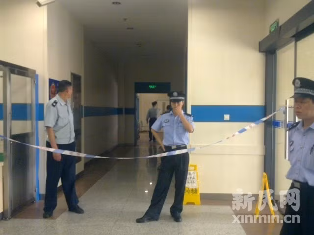 Bên ngoài phòng cấp cứu và phẫu thuật, cảnh sát đã phong tỏa các lối đi Bên ngoài phòng cấp cứu và phẫu thuật, cảnh sát đã phong tỏa các lối đi