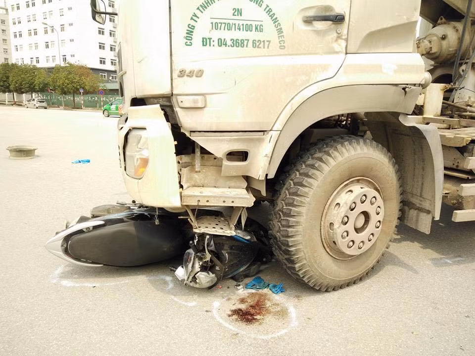 Vụ tai nạn trên đường Dương Đình Nghệ xảy ra vào khoảng 8h sáng ngày 20/04/2016 khiến một người gẫy chân và xương quai xanh. Ảnh CTV cung cấp. Vụ tai nạn trên đường Dương Đình Nghệ xảy ra vào khoảng 8h sáng ngày 20/04/2016 khiến một người gẫy chân và xương quai xanh. Ảnh CTV cung cấp.