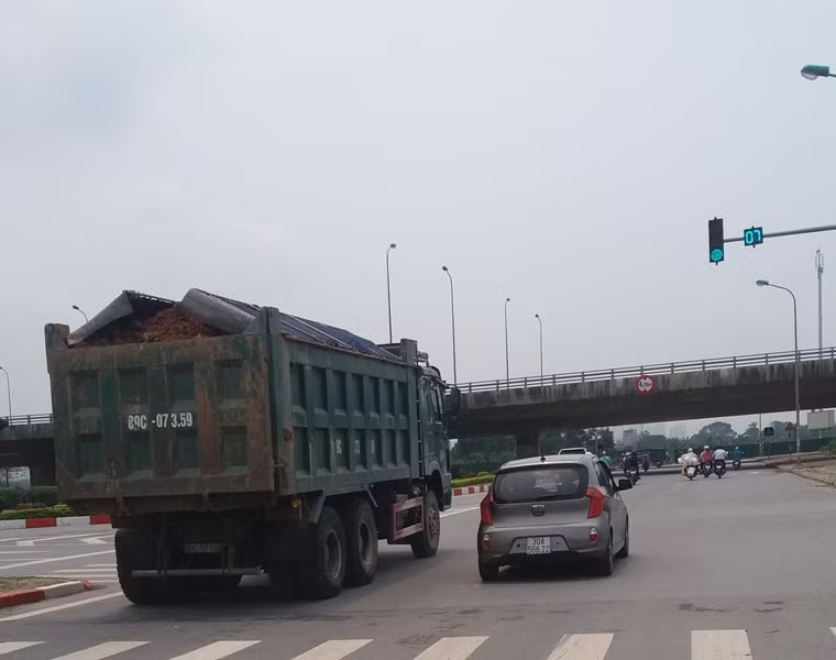 Một trong số hàng chục xe quá tải vẫn đang hoành hành trên đường Phạm Hùng và một số tuyến đường gần đó. Ảnh Diệu Hiền. Một trong số hàng chục xe quá tải vẫn đang hoành hành trên đường Phạm Hùng và một số tuyến đường gần đó. Ảnh Diệu Hiền.