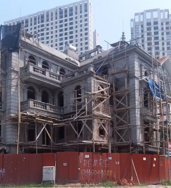 Mặc dù quận Hà Đông đã có quyết định xử lý nhưng công trình do bà Kiều Thị Hiền vẫn vô tư hoàn thiện. Ảnh Bảo Nam Mặc dù quận Hà Đông đã có quyết định xử lý nhưng công trình do bà Kiều Thị Hiền vẫn vô tư hoàn thiện. Ảnh Bảo Nam