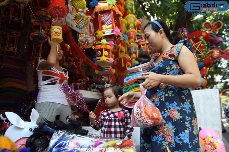 Rất đông các bậc phụ huynh đưa con đi mua đồ Trung thu sớm. Tuy nhiên, ít người mua đèn ông sao - thứ quà Tết thiếu nhi truyền thống.