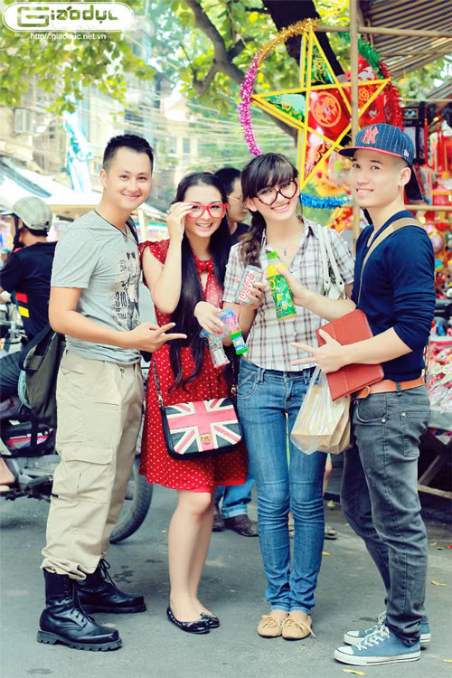 Rất đông các bạn trẻ đổ về đây để dạo phố, ngắm đèn, chụp ảnh. (Ảnh Giang Lê)