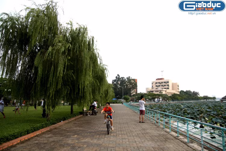 Chiều bên hồ Tây với gió heo may, những làn sương mờ nhẹ buông khiến cảnh sắc thêm thơ mộng.