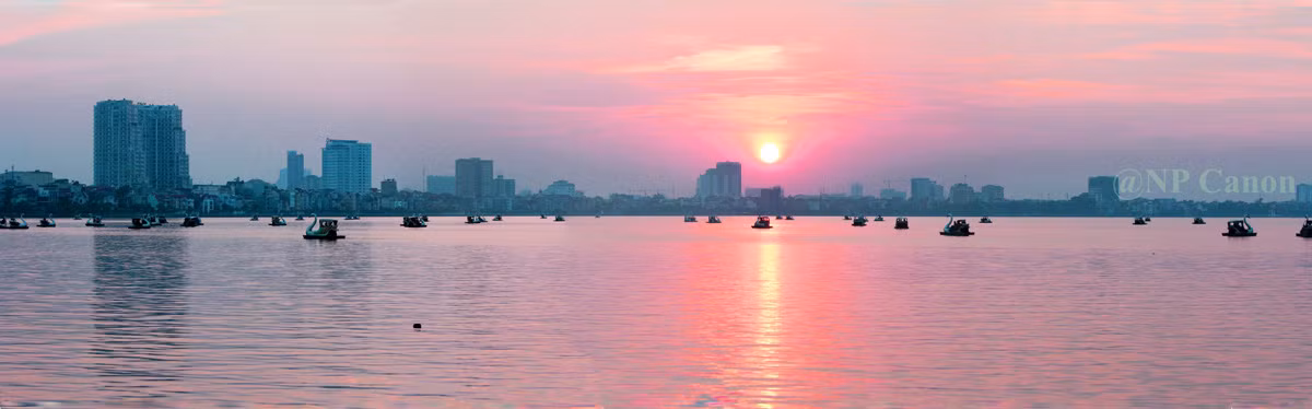 "Hồ Tây chiều thu, mặt nước vàng lay...