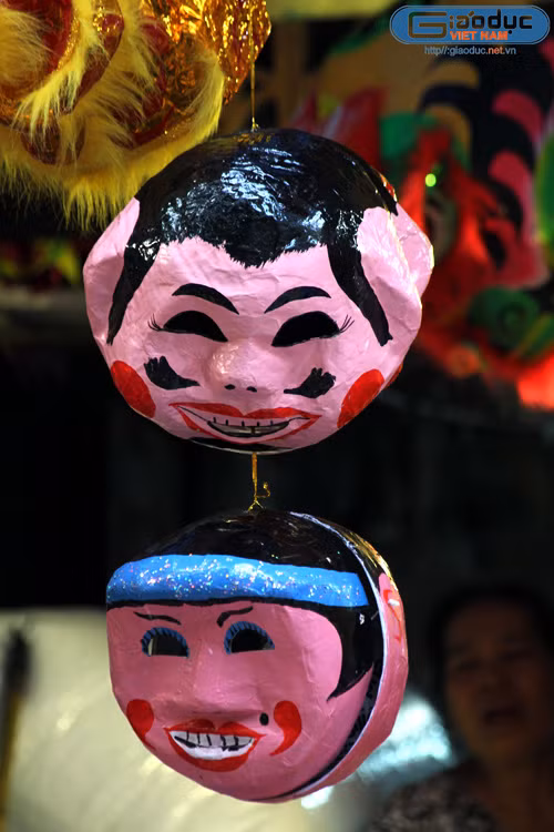 Mặt nạ hình chú Tễu.