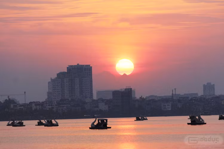 Không gì thơ mộng bằng việc ngắm hồ Tây lúc hoàng hôn xuống trên những chiếc thuyền thiên nga