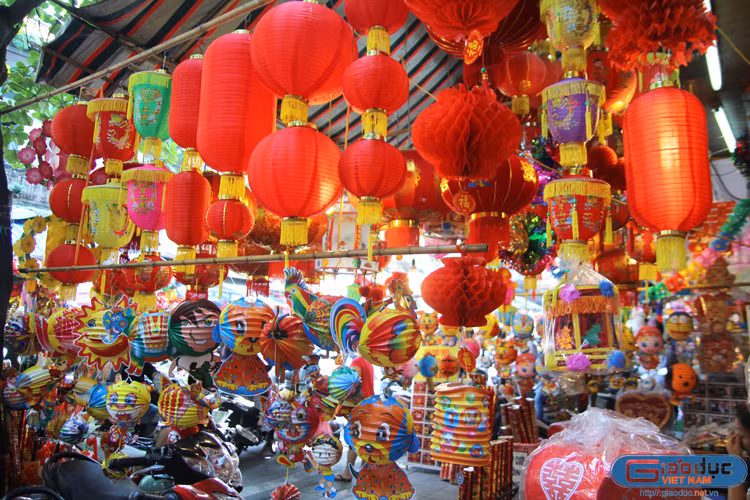 Phố Hàng Mã những ngày này rực rỡ muôn sắc màu đèn lồng phục vụ nhu cầu cho Tết Trung thu.