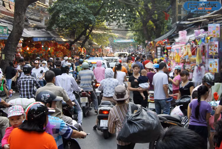 Những ngày này, phố Hàng Mã từ sáng sớm tới đêm khuya lúc nào cũng đông đúc.