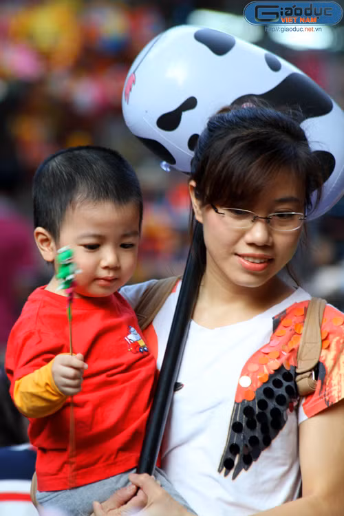 Hai mẹ con đi chợ mua đồ.