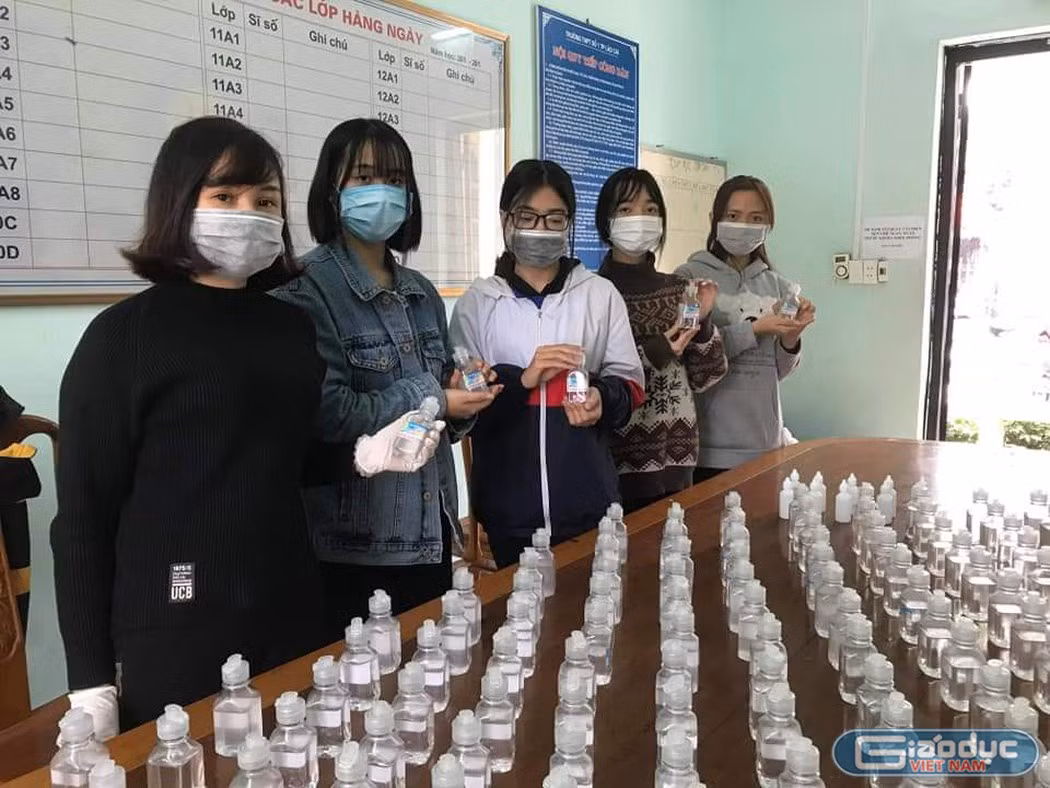 Học sinh tại nhiều nơi mong mỏi được học qua truyền hình để kịp thời ôn luyện cho kỳ thi cuối cấp (Ảnh:Hoàng Hằng)