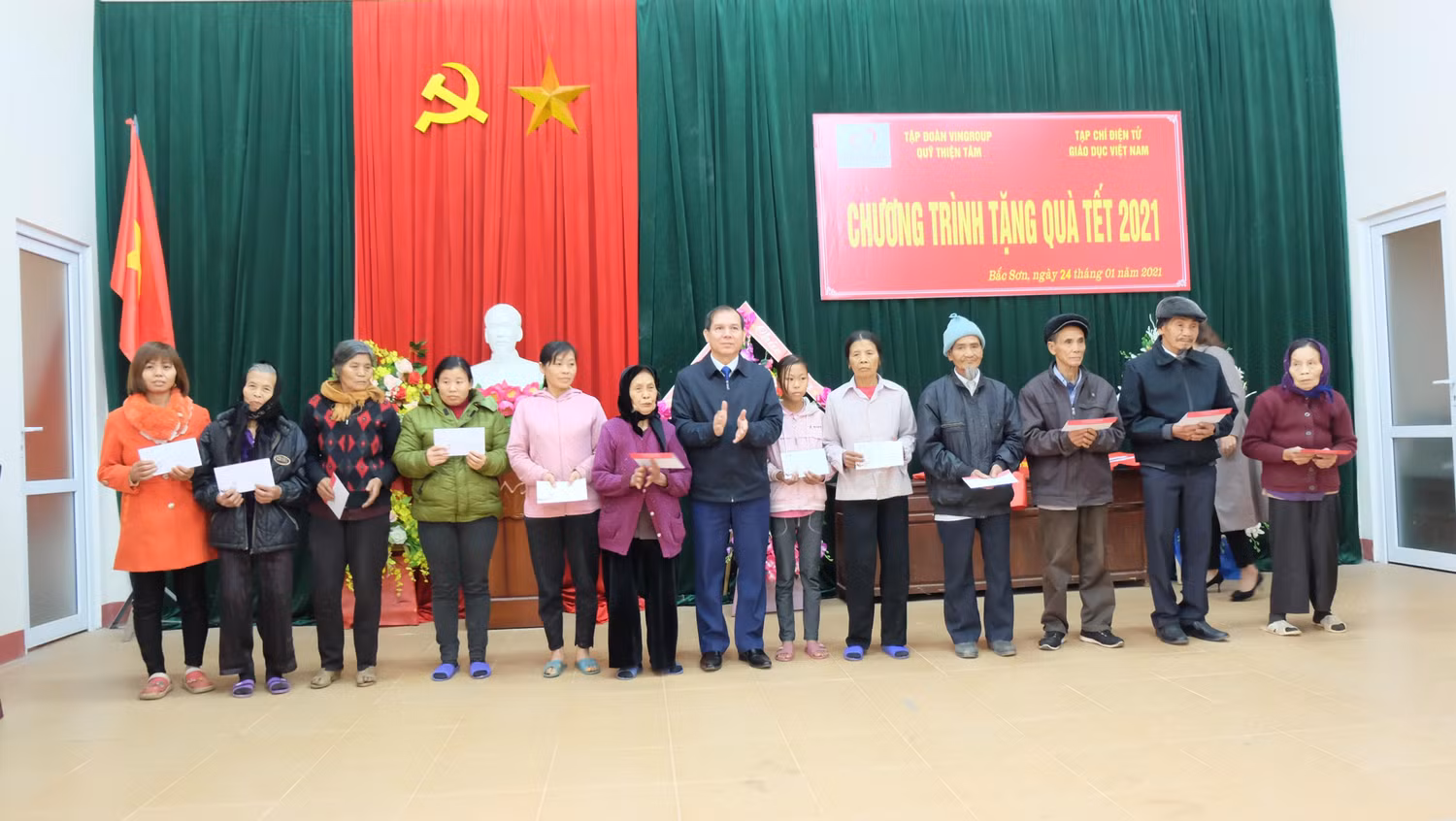 Ông Nguyễn Mạnh Hùng – Phó chủ tịch Ủy ban nhân dân huyện Tam Nông trao quà cho bà con có hoàn cảnh khó khăn.