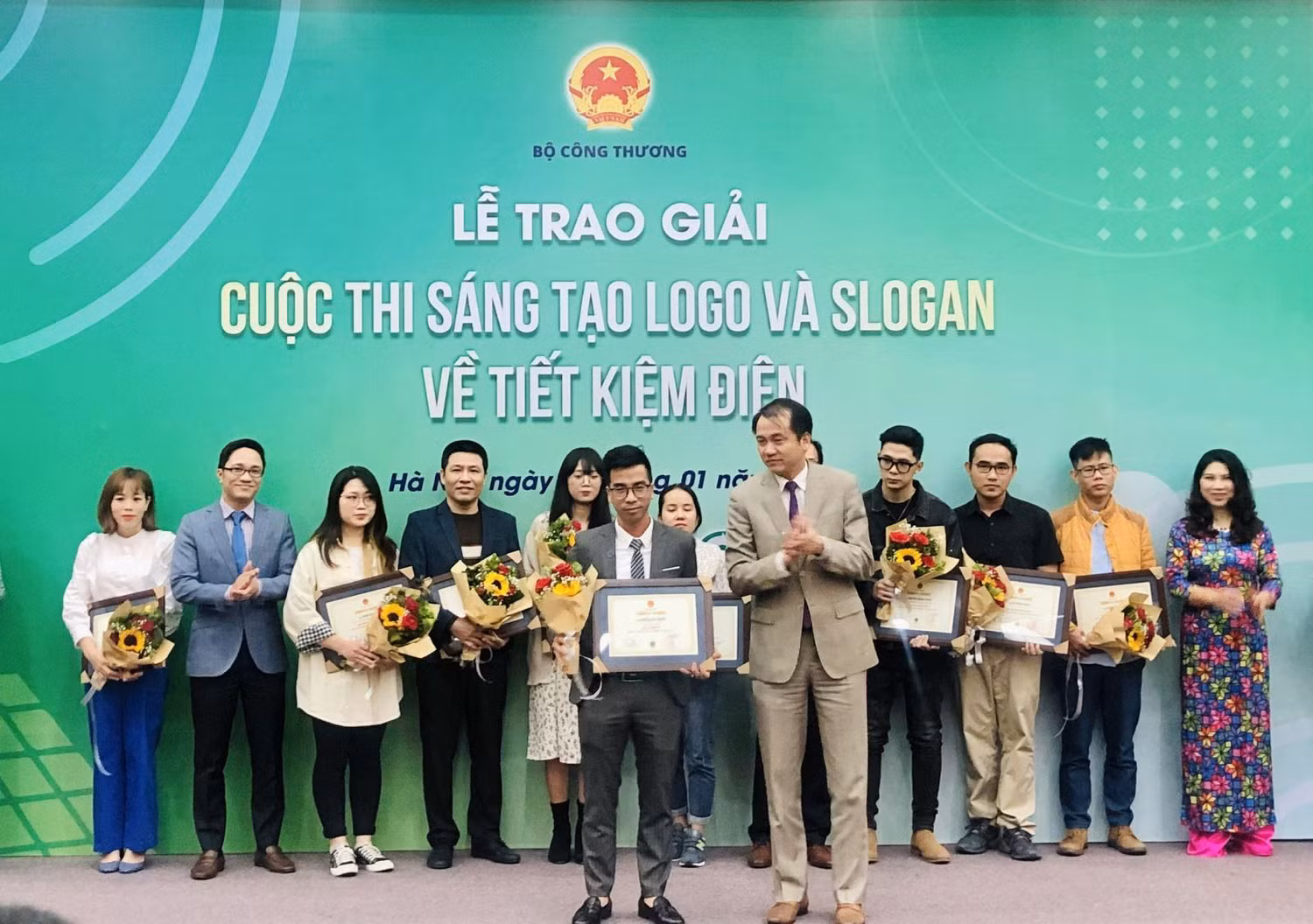 Ban tổ chức trao giải nhất cho tác giả Nguyễn Duy Thành.