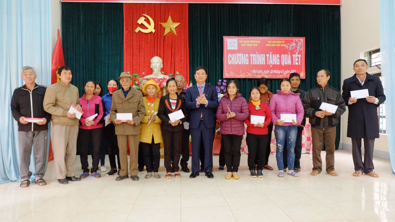 118 hộ nghèo tại xã Phú Lâm được tặng quà tết.
