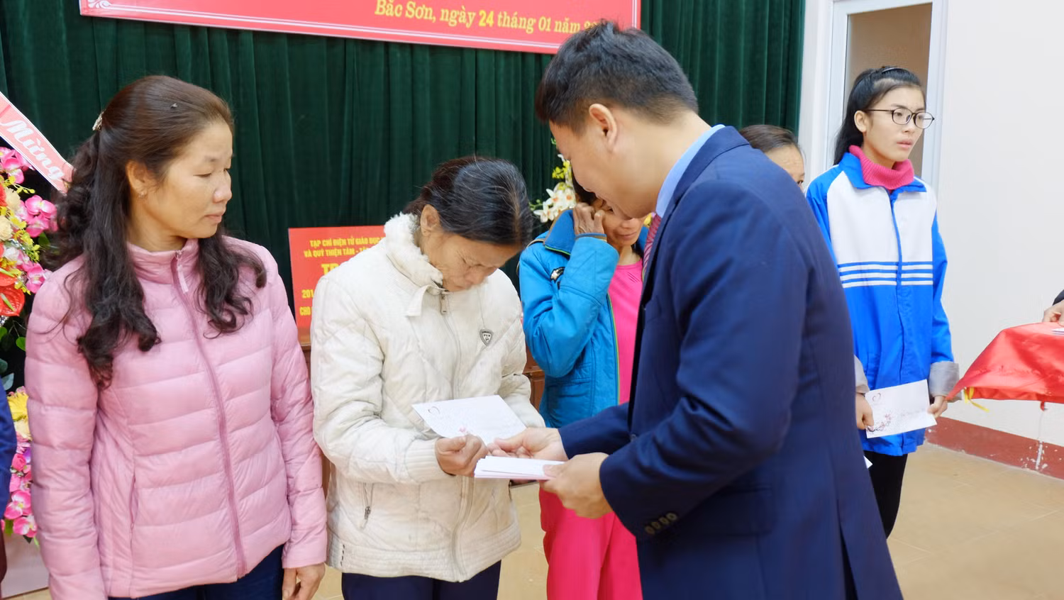 Mỗi suất quà Tết có 600 nghìn đồng tiền mặt. Số tiền tuy chưa phải là nhiều, nhưng sẽ phần nào giúp người nghèo có cái Tết đầm ấm hơn.