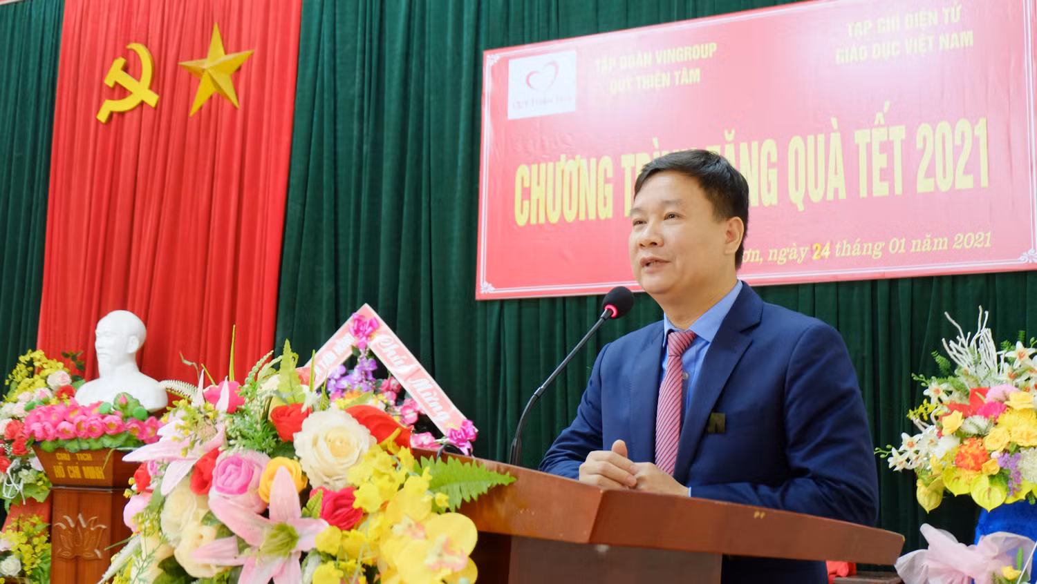 Nhà báo Nguyễn Tiến Bình - Tổng biên tập Tạp chí điện tử Giáo dục Việt Nam gửi lời thăm hỏi, động viên bà con có hoàn cảnh khó khăn dịp Tết Tân Sửu 2021. Nhà báo Nguyễn Tiến Bình cũng mong mỏi bà con động viện con em mình học tập, vươn lên khỏi nghịch cảnh để thoát nghèo.