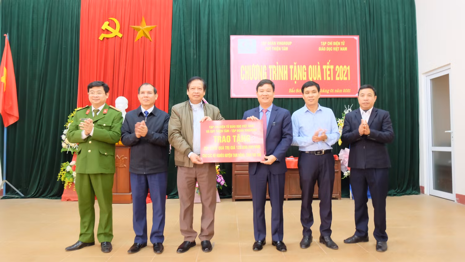 Tạp chí điện tử Giáo dục Việt Nam trao 201 suất quà cho huyện Tam Nông- Phú Thọ.