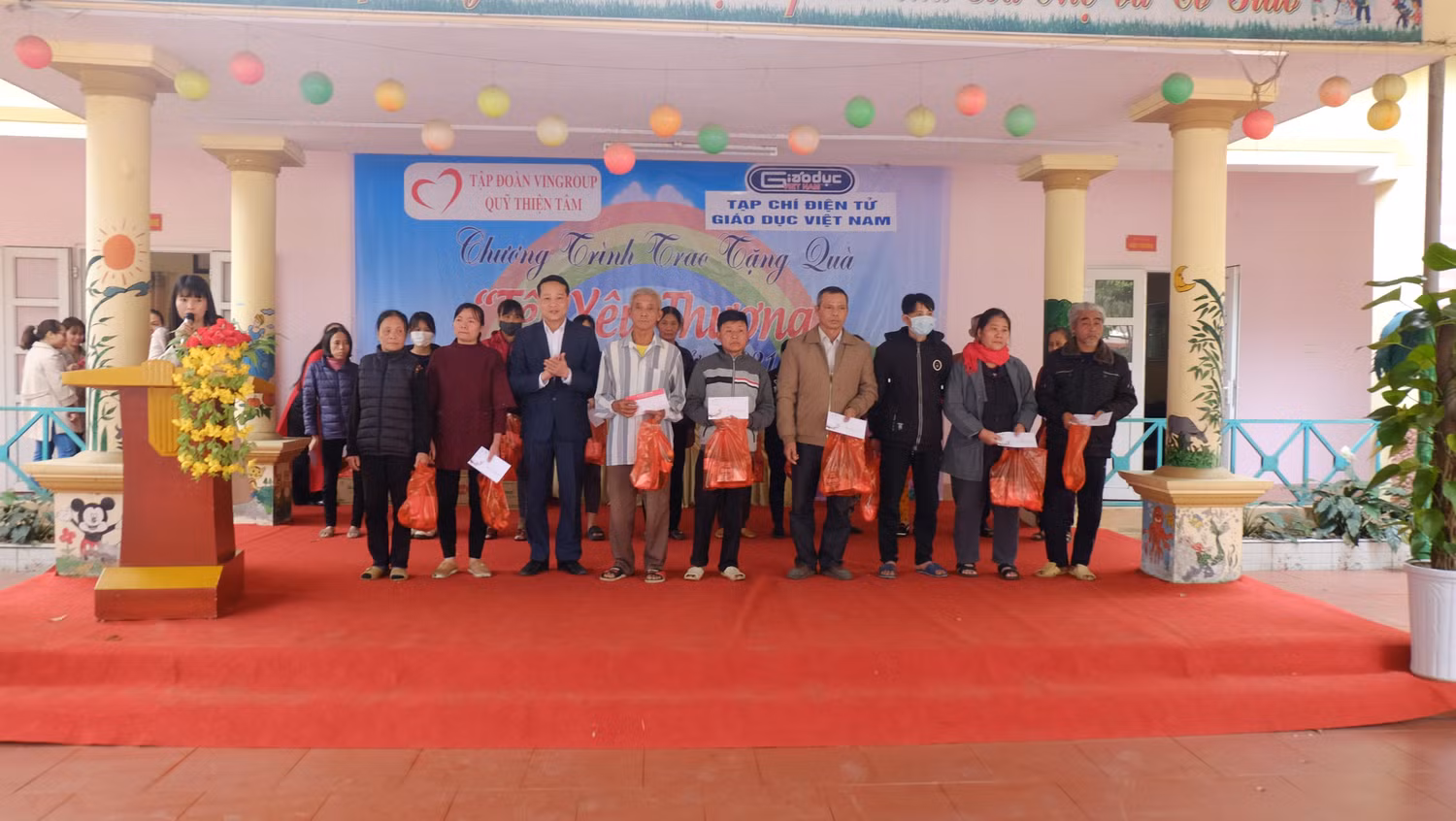 Ông Nguyễn Công Huân - Phó chủ tịch Ủy ban nhân dân thị xã Phú Thọ tặng quà các gia đình có hoàn cảnh khó khăn.