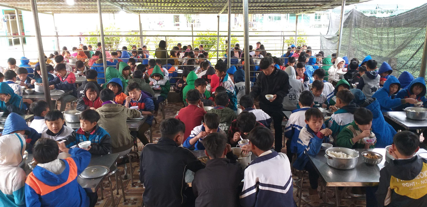 Bữa cơm bán trú của các em vẫn được đảm bảo cơm canh nóng, các trường không để em nào bị đói.