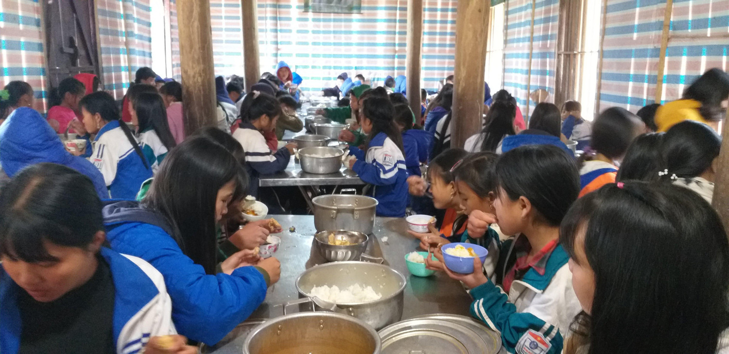 Cơ sở vật chất còn nghèo nàn nhưng bữa ăn của các em vẫn được đảm bảo.