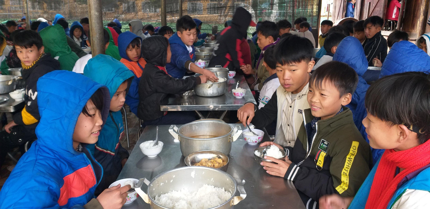 Học sinh ở Nậm Pồ được đảm bảo thức ăn, thức uống nóng, không bị đói mùa rét.