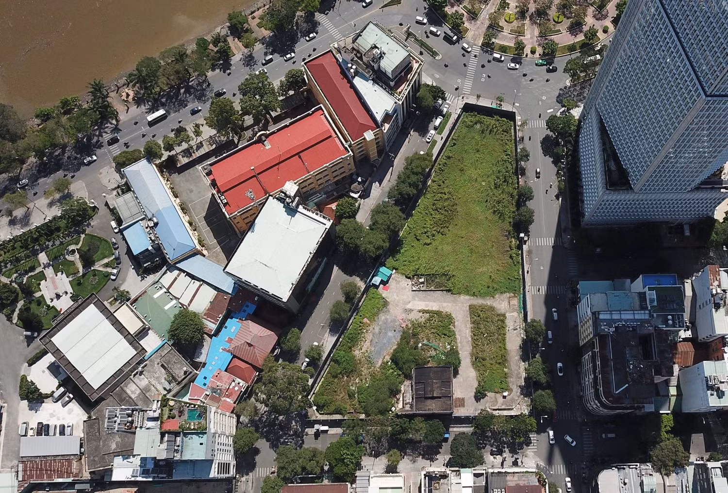 Lô đất vàng 2-4-6 Hai Bà Trưng rộng hơn 6.000m2. Đây là khu đất có vị trí đắc địa với bốn mặt tiền gồm: Hai Bà Trưng, Thi Sách, Công trường Mê Linh và Đông Du. Ảnh: nguoilaodong