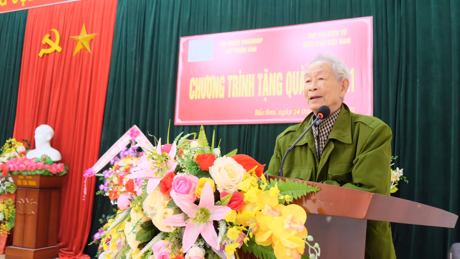 Thay mặt bà con nhân dân có hoàn cảnh khó khăn ở 2 xã Bắc Sơn và Nam Sơn, ông Nguyễn Tiến Nhung (88 tuổi) phát biểu cảm ơn Tạp chí điện tử Giáo dục Việt Nam, các nhà hảo tâm đã quan tâm giúp đỡ bà con trong hoàn cảnh khó khăn. "Một miếng khi đói bằng một gói khi no", việc làm này sẽ giúp bà con có động lực vươn lên thoát nghèo, ông Nhung bày tỏ.