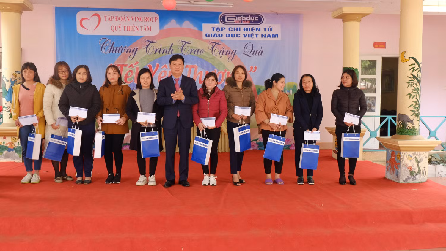 Tết này với các thầy cô giáo bớt khó khăn phần nào vì sự sẻ chia, động viên kịp thời. Tết này với các thầy cô giáo bớt khó khăn phần nào vì sự sẻ chia, động viên kịp thời.