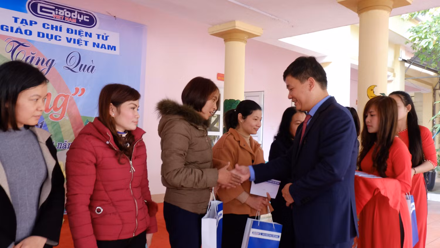 Nhà báo Nguyễn Tiến Bình – Tổng biên tập Tạp chí điện tử Giáo dục Việt Nam đã chia sẻ và động viên các thầy cô giáo còn khó khăn trên địa bàn thị xã Phú Thọ. Nhà báo Nguyễn Tiến Bình – Tổng biên tập Tạp chí điện tử Giáo dục Việt Nam đã chia sẻ và động viên các thầy cô giáo còn khó khăn trên địa bàn thị xã Phú Thọ.