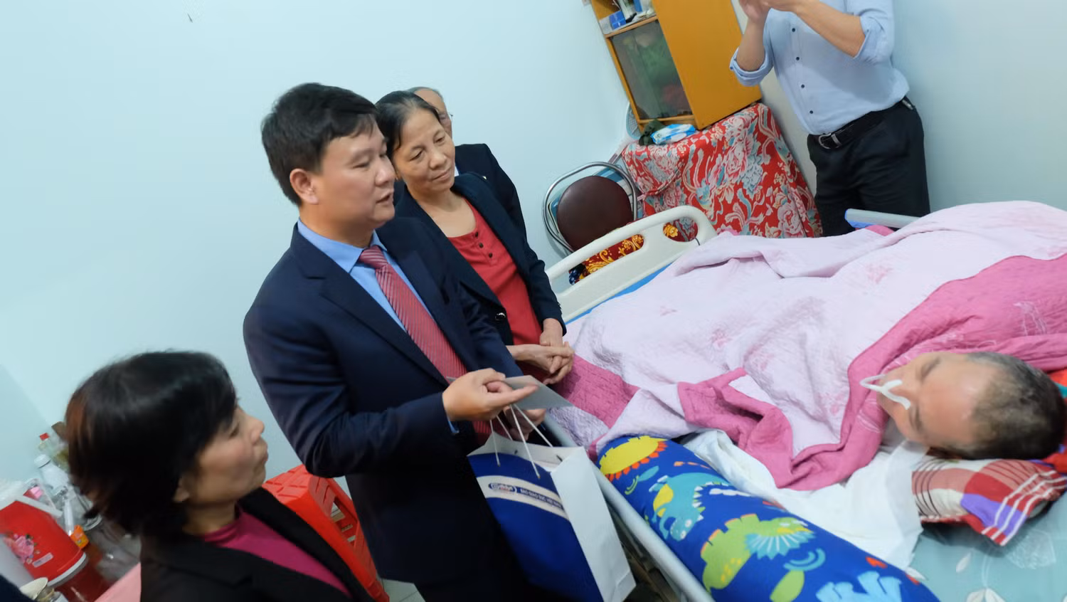 Sự chia sẻ kịp thời của Tạp chí điện tử Giáo dục Việt Nam đối với cựu giáo chức có hoàn cảnh đặc biệt khó khăn. Sự chia sẻ kịp thời của Tạp chí điện tử Giáo dục Việt Nam đối với cựu giáo chức có hoàn cảnh đặc biệt khó khăn.