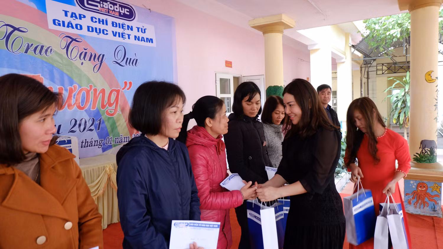 Bà Vũ Hồng Nhung - Trưởng phòng Truyền thông Tạp chí điện tử Giáo dục Việt Nam trao quà Tết. Những món quà từ các nhà hảo tâm đã trở thành nguồn động lực lớn để các thầy cô vượt lên nghịch cảnh, cống hiến cho giáo dục. Bà Vũ Hồng Nhung - Trưởng phòng Truyền thông Tạp chí điện tử Giáo dục Việt Nam trao quà Tết. Những món quà từ các nhà hảo tâm đã trở thành nguồn động lực lớn để các thầy cô vượt lên nghịch cảnh, cống hiến cho giáo dục.