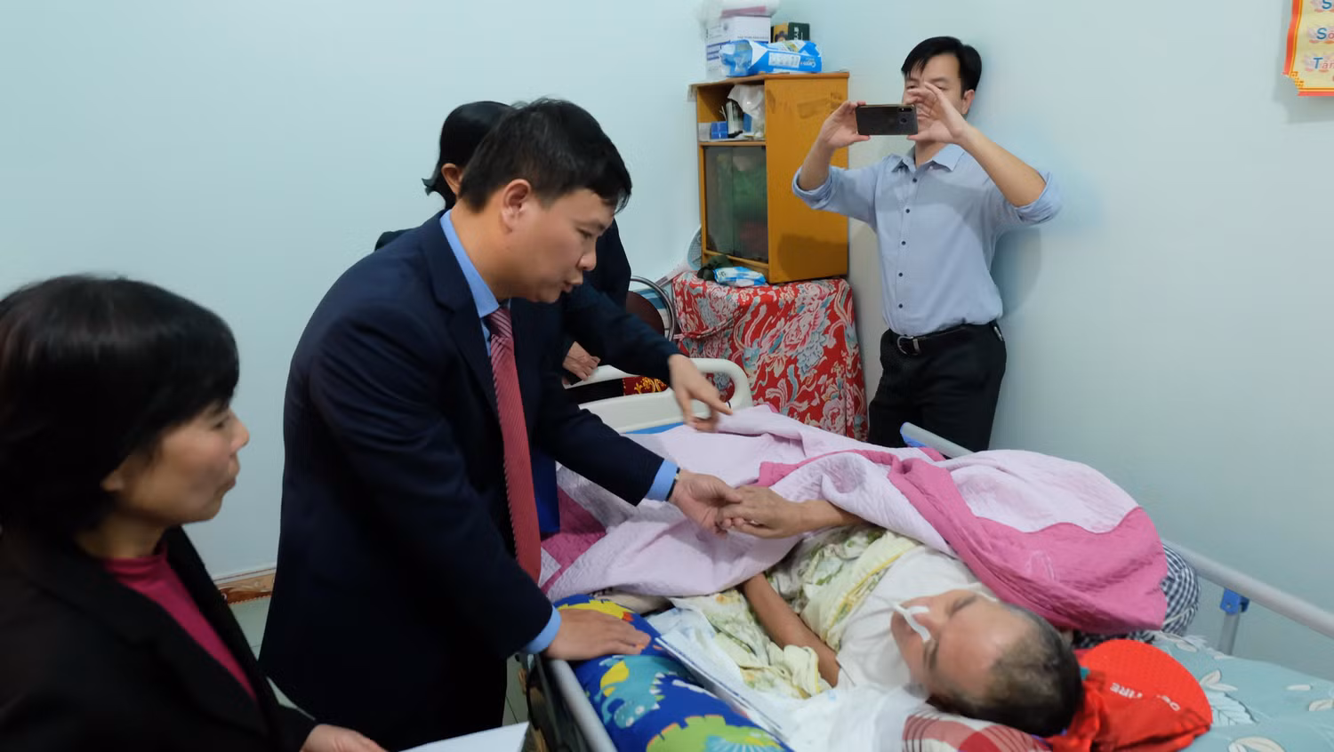 Thầy giáo Phạm Đình Thoan - Cựu giáo chức tại thị xã Phú Thọ xúc động khi nhận được món quà động viên từ Tạp chí điện tử Giáo dục Việt Nam. Thầy giáo Phạm Đình Thoan - Cựu giáo chức tại thị xã Phú Thọ xúc động khi nhận được món quà động viên từ Tạp chí điện tử Giáo dục Việt Nam.