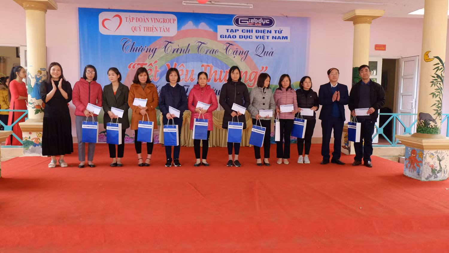 52 thầy cô, với 52 hoàn cảnh khác nhau nhưng có nguồn động viên lớn trong dịp Tết đến, Xuân về. 52 thầy cô, với 52 hoàn cảnh khác nhau nhưng có nguồn động viên lớn trong dịp Tết đến, Xuân về.
