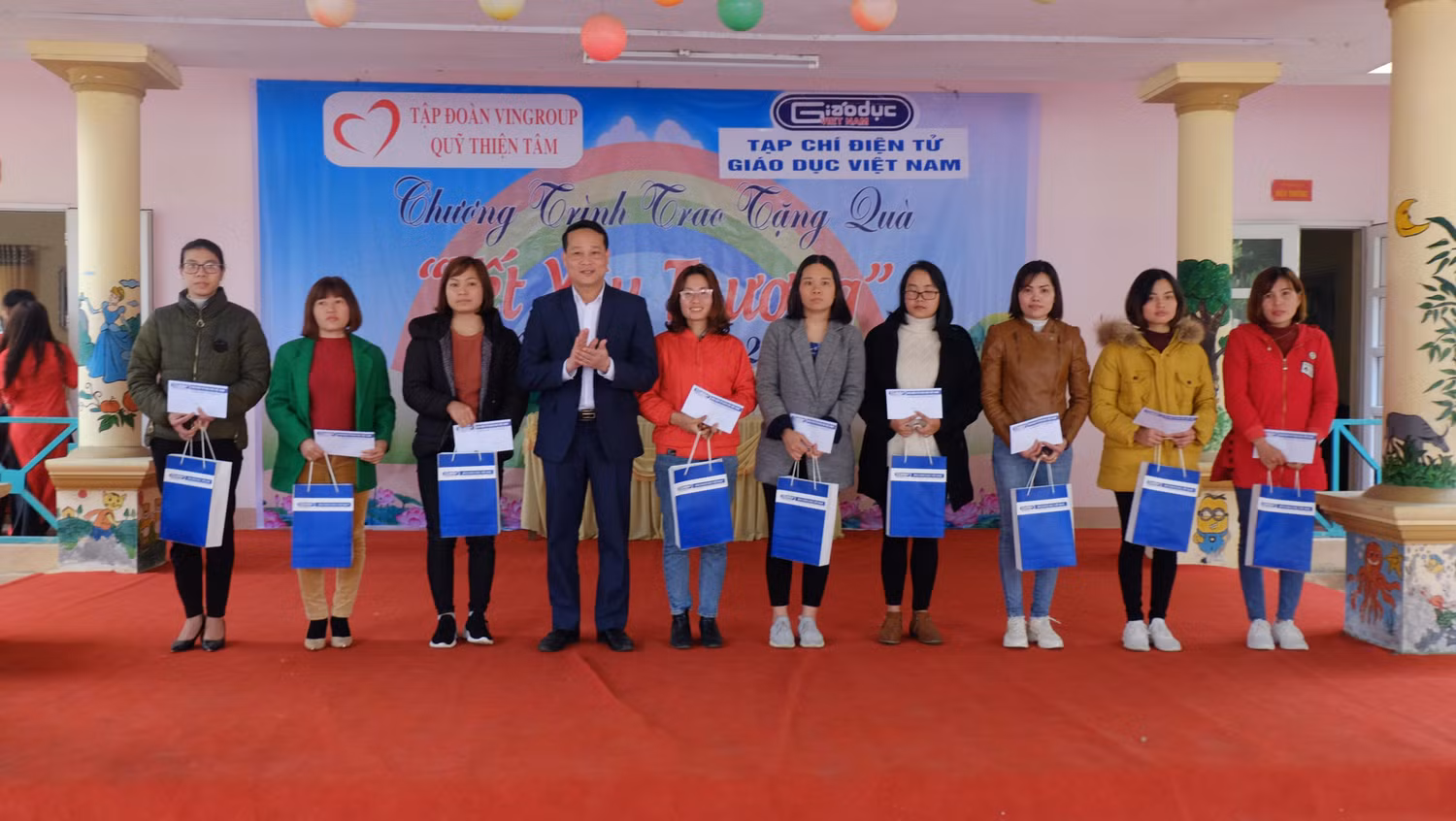 Ông Nguyễn Công Huân - Phó chủ tịch Ủy ban nhân dân thị xã Phú Thọ tặng quà các thầy cô giáo. Ông Nguyễn Công Huân - Phó chủ tịch Ủy ban nhân dân thị xã Phú Thọ tặng quà các thầy cô giáo.