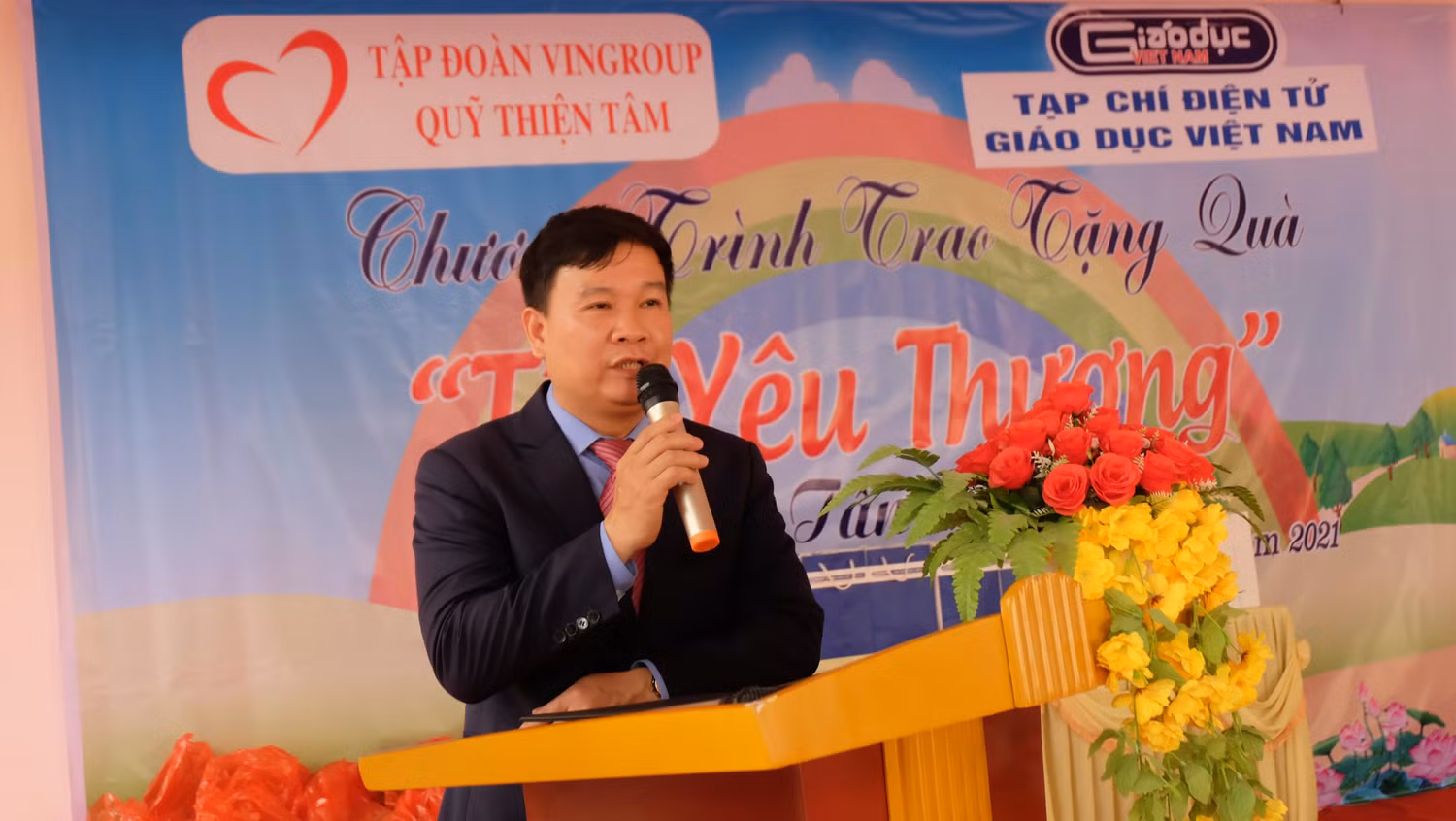 Nhà báo Nguyễn Tiến Bình - Tổng biên tập Tạp chí điện tử Giáo dục Việt Nam chia sẻ với những giáo viên còn khó khăn trên địa bàn thị xã Phú Thọ. Nhà báo Nguyễn Tiến Bình mong các thầy cô giáo vượt lên hoàn cảnh để cống hiến nhiều hơn nữa cho giáo dục. Nhà báo Nguyễn Tiến Bình - Tổng biên tập Tạp chí điện tử Giáo dục Việt Nam chia sẻ với những giáo viên còn khó khăn trên địa bàn thị xã Phú Thọ. Nhà báo Nguyễn Tiến Bình mong các thầy cô giáo vượt lên hoàn cảnh để cống hiến nhiều hơn nữa cho giáo dục.