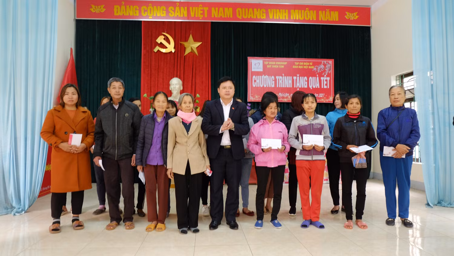 Ông Nguyễn Anh Hùng - Phó chủ tịch ủy ban nhân dân huyện Đoan Hùng mong bà con cố gắng, vượt qua nghịch cảnh vươn lên thoát nghèo.