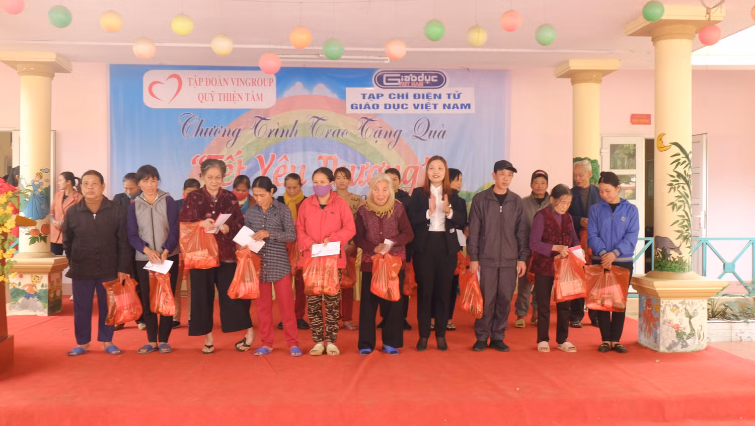 Bà Ma Thị Ngọc Hà - Phó chủ tịch Ủy ban nhân dân phường Hùng Vương, thị xã Phú Thọ tặng quà bà con nghèo.