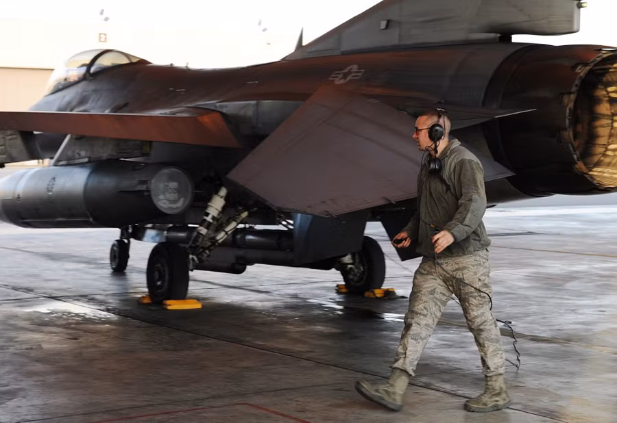 Các tiêm kích F-16 Fighting Falcon của Không quân Mỹ chuẩn bị cho cuộc tập trận RED FLAG-Alaska. Các chiến cơ F-16 Fighting Falcon này là những máy bay đã nhận được quyết định bổ sung vào phi đội tiêm kích tấn công số 35 tại căn cứ không quân Kusan đóng ở Hàn Quốc.